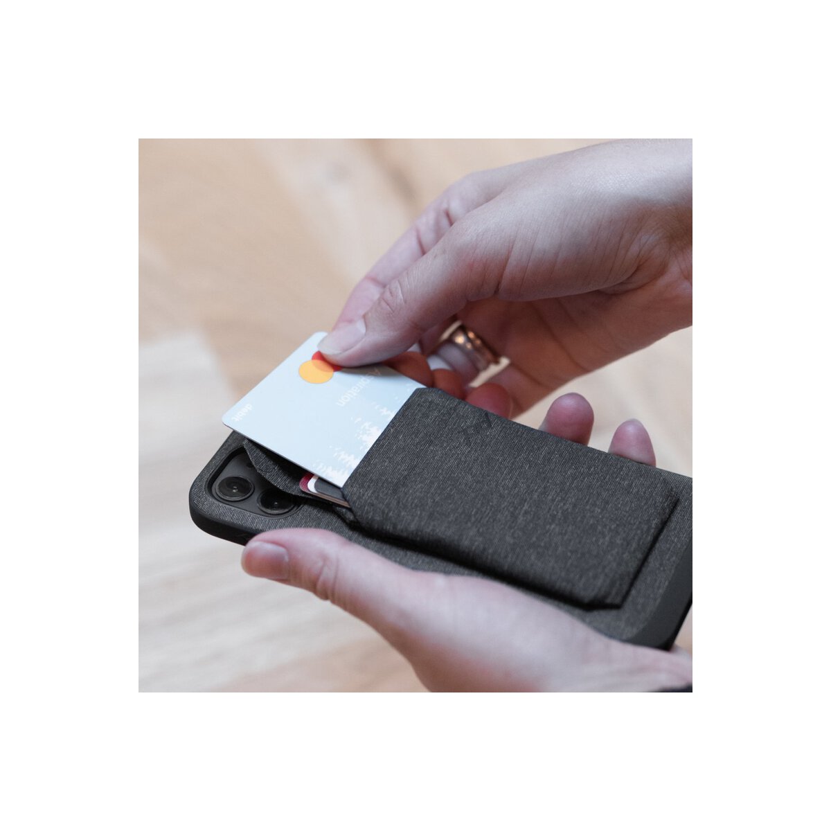 MagSafe peněženka Peak Design Slim Wallet - šedá - iSTYLE CZ