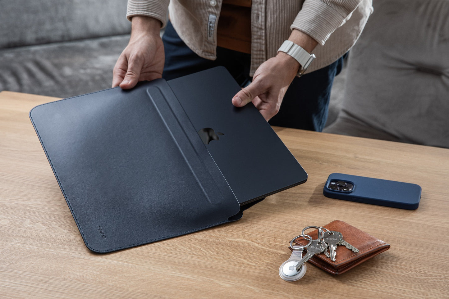 Kožený obal pro MacBook Air/Pro 13,3" Epico - tmavě modrý - iSTYLE CZ