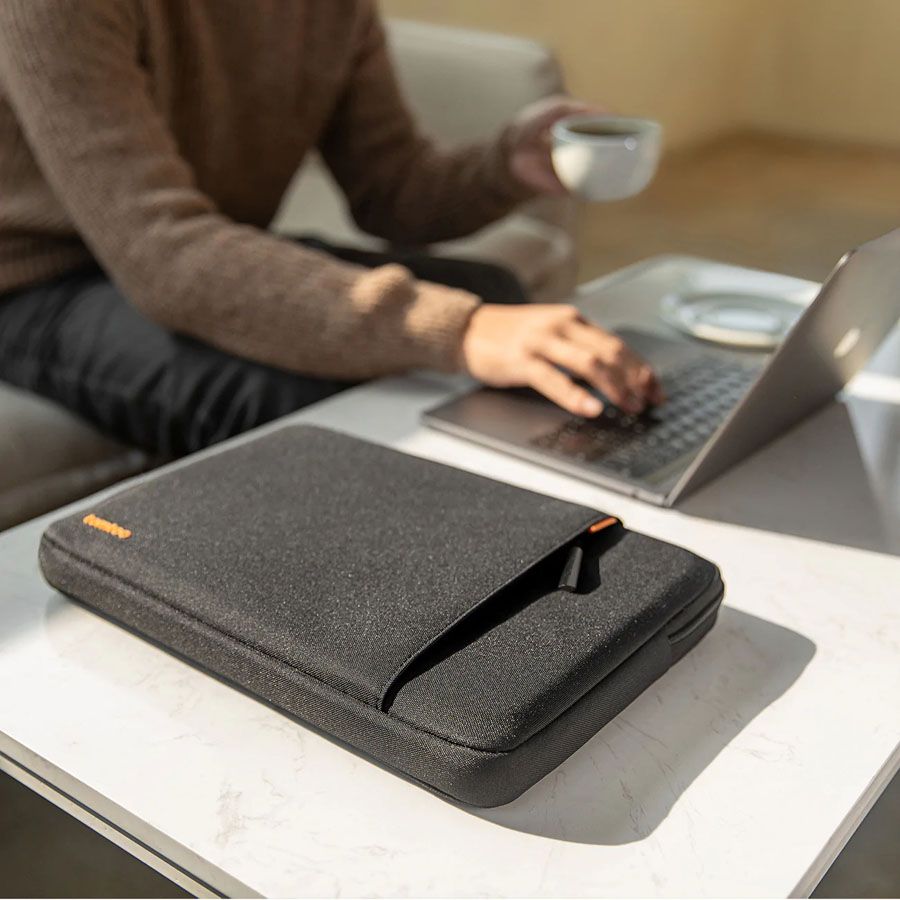 Pouzdro s brašnou pro MacBook 16" tomtoc Sleeve Kit - černé - iSTYLE CZ