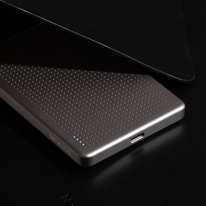 MagSafe powerbanka Native Union Active 5000mAh - stříbrná - iSTYLE CZ