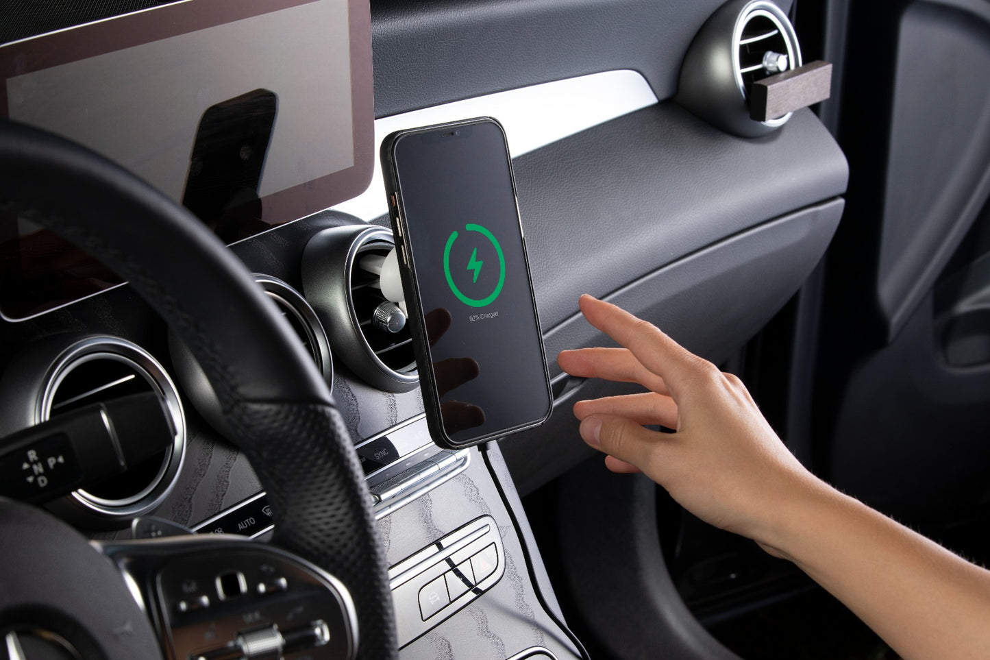 Bezdrátová autonabíječka Epico s podporou MagSafe s adaptérem v balení - vesmírně šedá - iSTYLE CZ