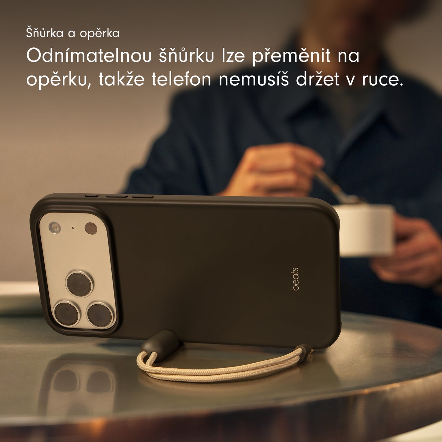 Kryt se stojánkem pro iPhone 17 Pro Beats s MagSafe a ovladačem fotoaparátu - granitově šedý - iSTYLE CZ