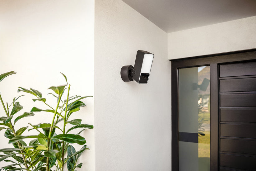 Venkovní HomeKit kamera Eve Outdoor Cam Secure Floodlight Camera - iSTYLE CZ