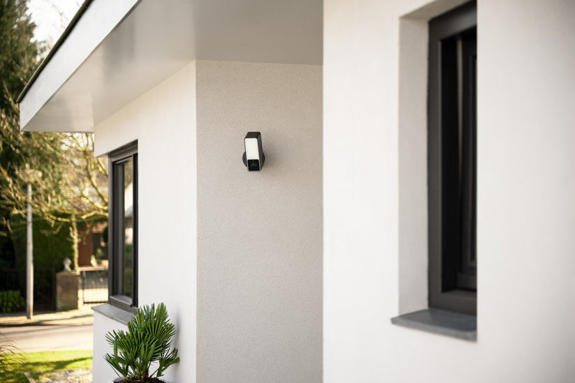 Venkovní HomeKit kamera Eve Outdoor Cam Secure Floodlight Camera - iSTYLE CZ