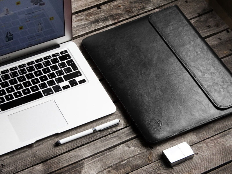 Obal na MacBook Pro 13 / Air Retina Red Ant Whiskey Aroma - černý - iSTYLE CZ