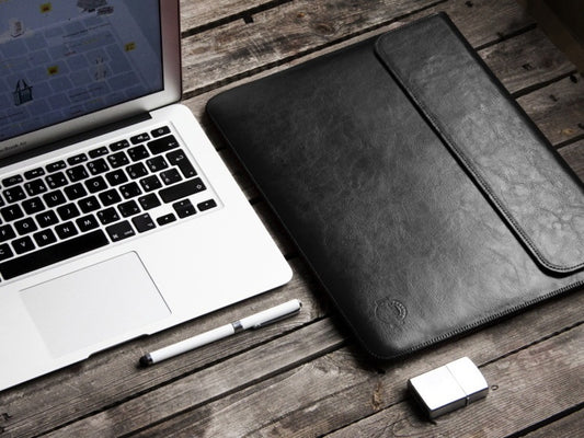 Obal na MacBook Pro 13" M2 Red Ant Whiskey Aroma - černý - iSTYLE CZ