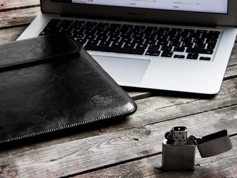 Obal na MacBook Pro 13 / Air Retina Red Ant Whiskey Aroma - černý - iSTYLE CZ