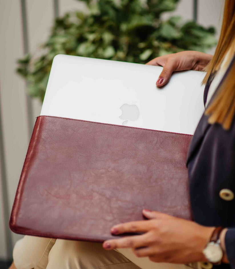 Obal na MacBook Pro 16" Red Ant Whiskey Aroma - červený - iSTYLE CZ