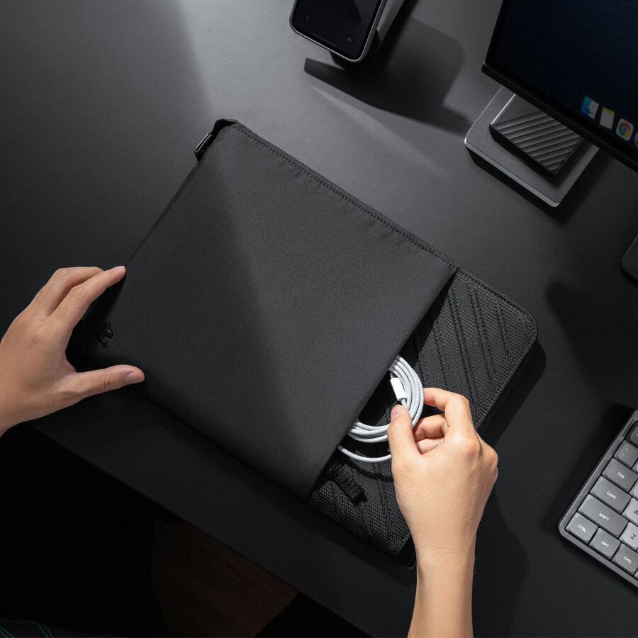 Pouzdro pro MacBook 16" tomtoc Voyage-A16 - černé - iSTYLE CZ