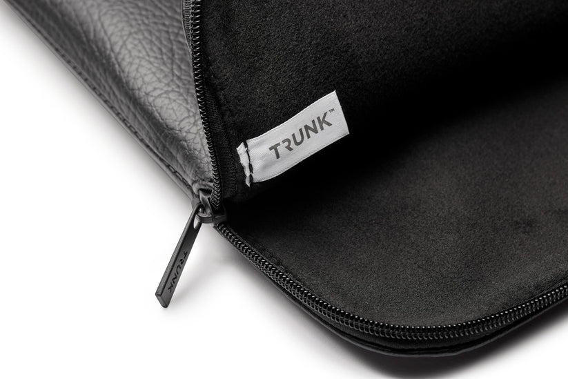 Pouzdro pro MacBook 13" Trunk Apple Peel Sleeve - černé - iSTYLE CZ