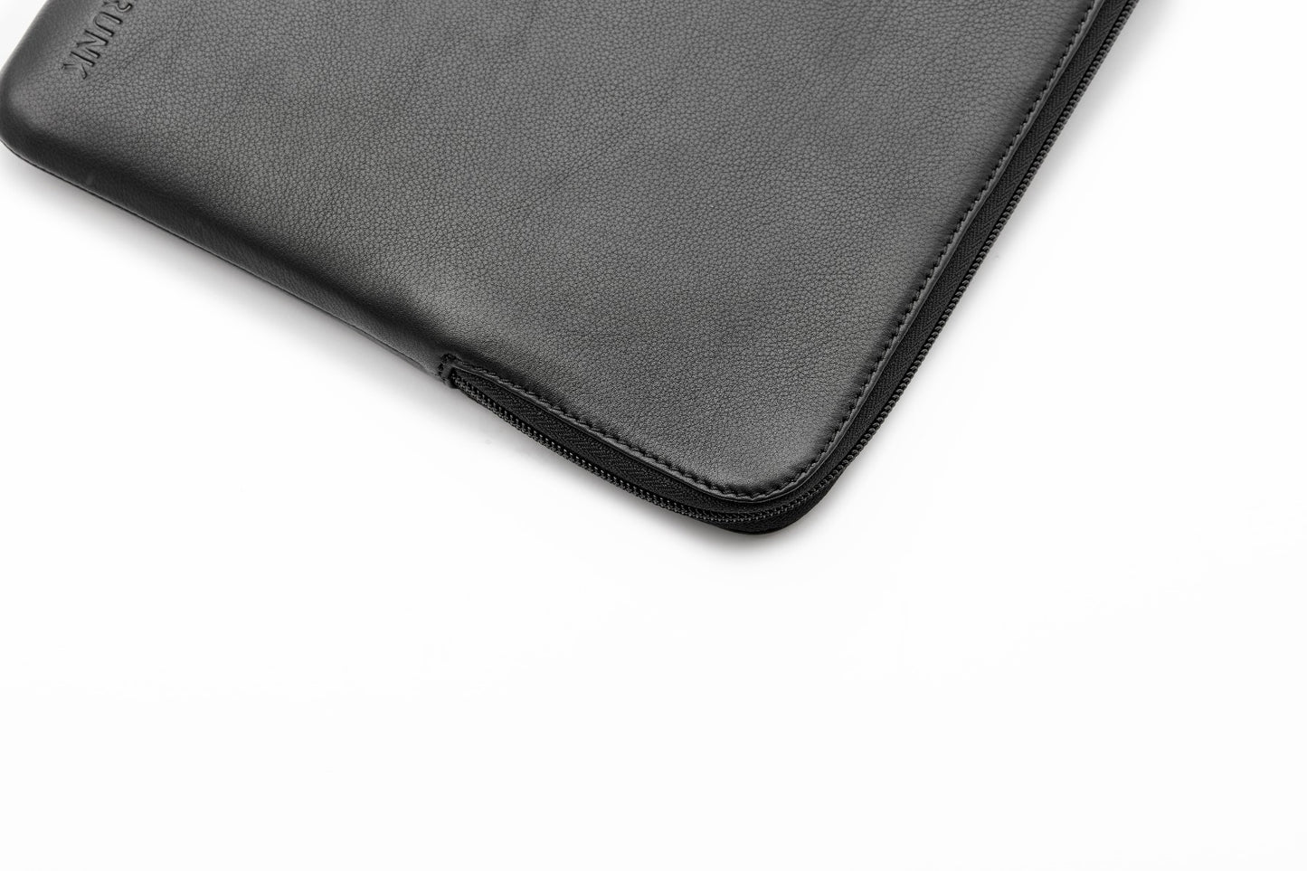 Pouzdro pro MacBook 13" Trunk Leather Sleeve - černé - iSTYLE CZ