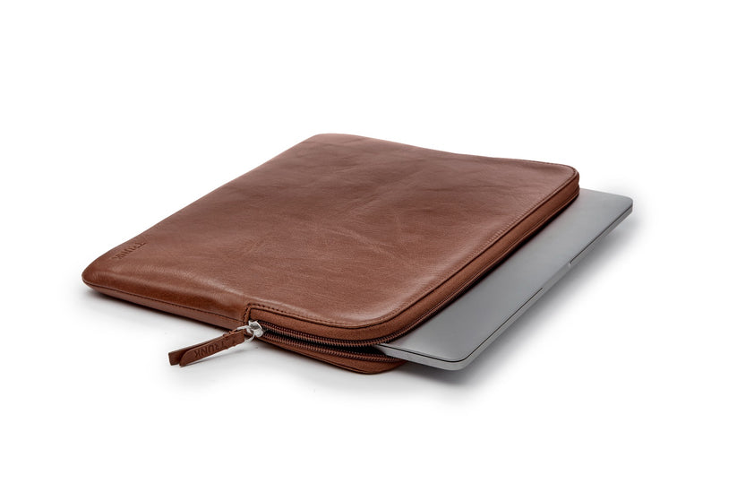 Pouzdro pro MacBook Pro 14" Trunk Leather Sleeve - hnědé - iSTYLE CZ