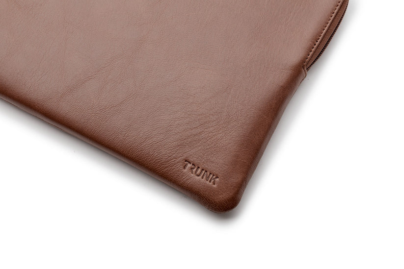 Pouzdro pro MacBook Pro 14" Trunk Leather Sleeve - hnědé - iSTYLE CZ